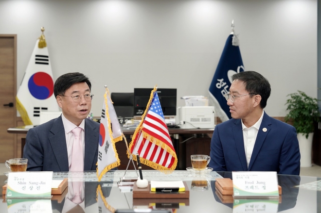 신상진(왼쪽) 시장과 프레드 정 플러턴시장은 28일 성남시청에서 의향서에 서명하고 환담을 나누고 있다. 성남시 제공 