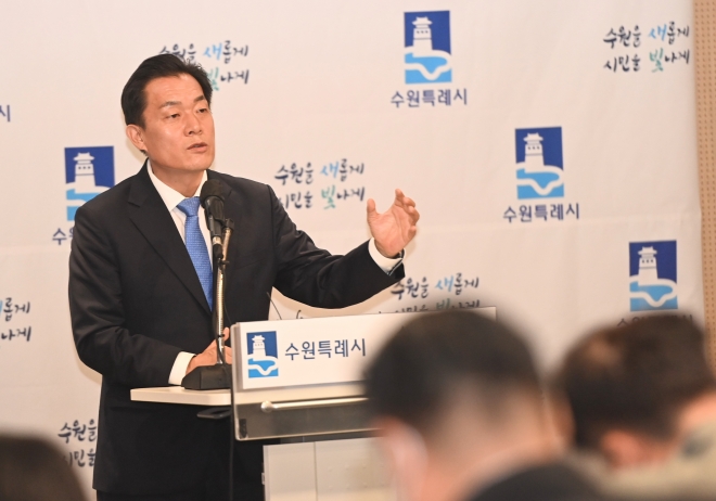 이재준 수원시장이 관내 최대 현안중 하나인 영통소각장 문제를 주민의견 공청회 결과에 따라 이전하겠다고 밝히고 있다. 수원시