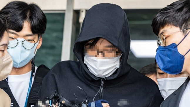 서울 신림동의 고시원 건물주를 살해한 혐의를 받는 30대 남성 손모씨가 29일 구속됐다. 연합뉴스