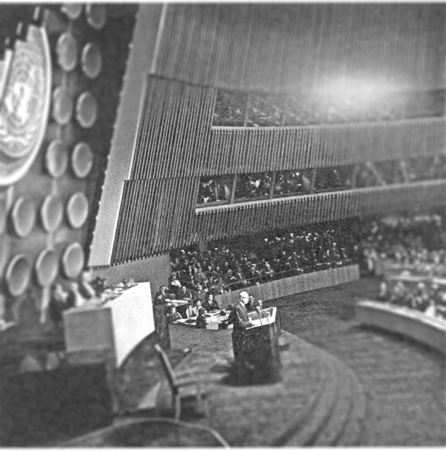 드와이트 아이젠하워 미국 대통령이 1953년 12월 유엔총회에서 국제원자력기구(IAEA) 창설을 제안하고 있다. 유엔 제공