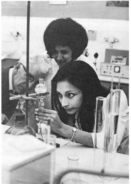 이란 테헤란대학의 연구용 원자로는 이슬람 혁명(1979년) 이전인 1967년 가동되기 시작했고, IAEA는 전문가들을 파견해 훈련을 지원했다. 1970년 이란인 과학자들이 방사성 동위원소 관련 실험을 하는 모습. 유엔 제공
