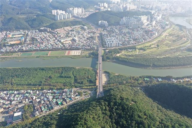 울산 남구 옥동 남부순환도로에서 북구 농소동 오토밸리로를 잇는 이예로가 29일 완전 개통됐다. 사진은 이예로 오산대교 구간. 울산시 제공