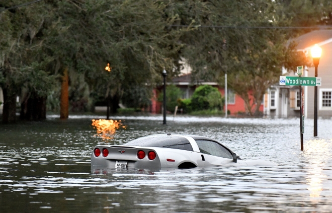 29일(현지시간) 허리케인 ‘이언’(Ian)이 휩쓸고 간 미국 플로리다주 올랜도에서 자동차에 물에 잠겨 있다. AP 연합뉴스