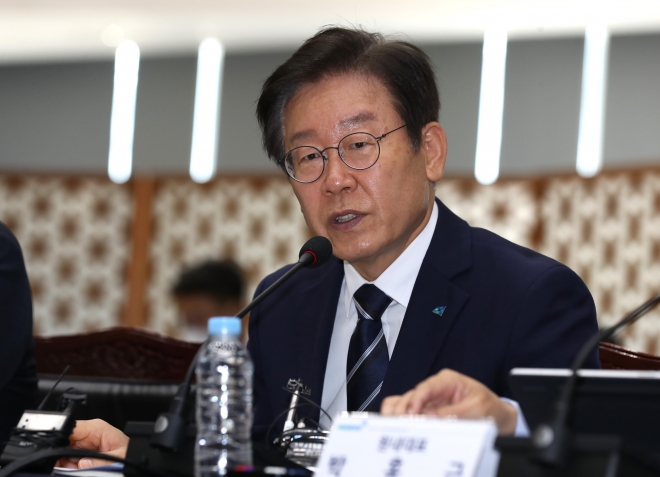 Democratic Party Leader Lee Jae-myung speaking at an on-site Supreme Council meeting held at the Jeonnam Provincial Office in Muan-gun, Jeollanam-do on the 30th.  random news
