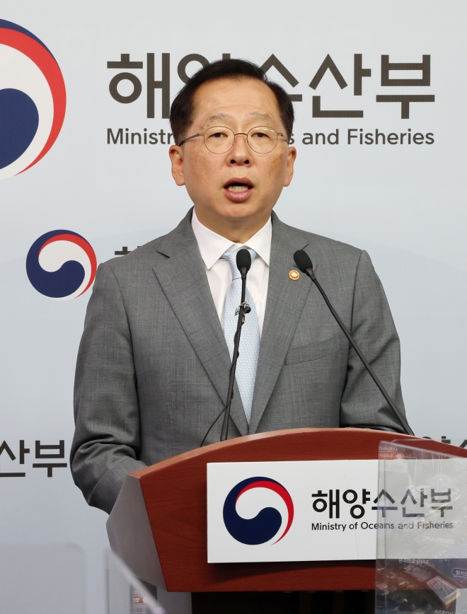 조승환 해수부 장관이 28일 HMM처리 방향을 설명하고 있다.연합뉴스