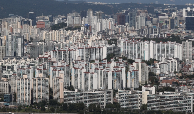 8월 말 현재 아파트 거래량이 지난해 같은 기간보다 70% 감소한 서울지역의 대규모 아파트 단지 전경. 연합뉴스