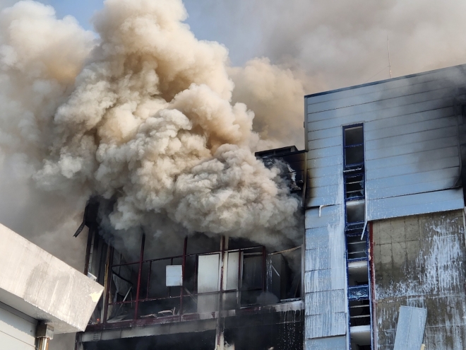 30일 오후 경기 화성시 향남읍 상신리 화일약품 공장에서 불이 나 소방대원들이 화재를 진압하고 있다. 소방청 제공