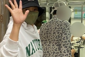 꽁꽁 가려도 알겠네…지하철 타고 다니는 여배우