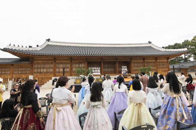 ‘한복생활’의 국가무형문화재 지정을 기념해 1일 경복궁 흥복전에서 열린 행사에서 참가자들이 일어서서 춤을 추고 있다. 류재민 기자