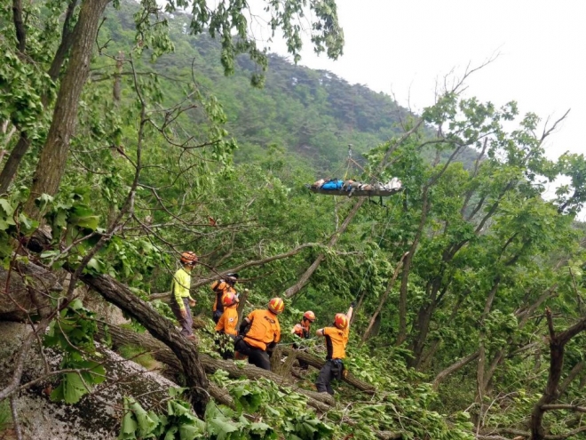 경기도 소방재난본부가 산행길에 사고를 당한 요구조자를 구조하고 있다. 경기도