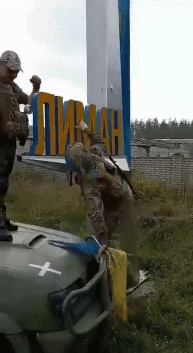 우크라이나 군인들이 1일(현지시간) 동부 도네츠크주 리만에 진입한 뒤 우크라이나 국기를 흔들고 있다. 트위터 캡처