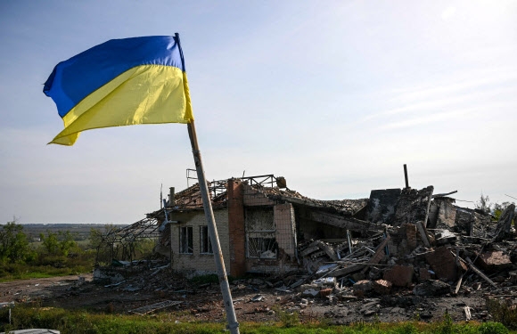 최근 우크라이나가 러시아로부터 탈환한 하르키우주 이지움의 한 주택 앞에 우크라이나 국기가 휘날리고 있다. 2022.10.1 AFP 연합뉴스
