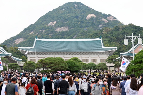 휴일을 맞아 서울 종로구 청와대를 찾은 시민들이 본관 일대를 관람하며 오가고 있다. 2022.10.2 연합뉴스