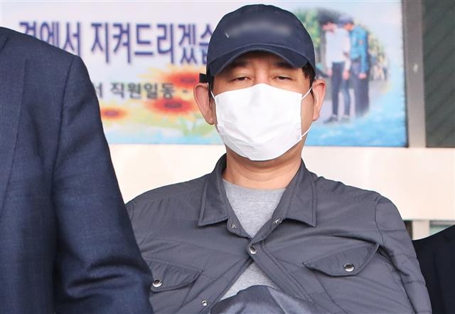 ‘라임 사태’의 전주였던 김봉현 전 스타모빌리티 회장. 사진은 5개월간의 도피 끝에 2020년 4월 체포된 다음날 조사를 받기 위해 유치장에서 나오는 모습. 연합뉴스