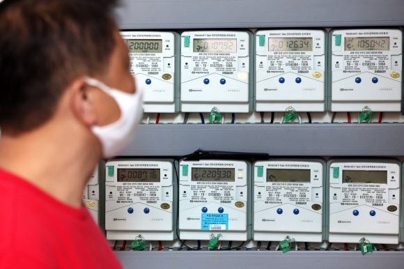 From October 1st, electricity and gas prices have gone up all at once.  A citizen looks at an electricity meter installed in an office on the 30th of last month, when KEPCO announced a plan to increase electricity rates.  random news