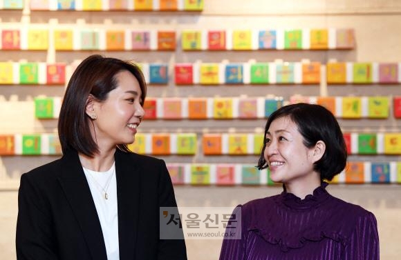 서울 중구 명동의 한 호텔에서 만난 소설가 강화길(왼쪽)과 무라타 사야카가 마주 보며 미소 짓고 있다. 박윤슬 기자