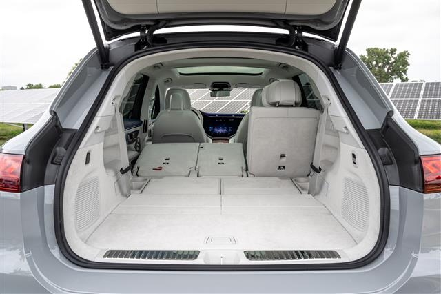 ‘EQS SUV 580 4MATIC’의 트렁크 내부 모습. 2열을 접으면 최대 2100ℓ의 공간을 확보할 수 있으며, 접지 않고도 골프백 4개를 실을 수 있다. 메르세데스벤츠 제공