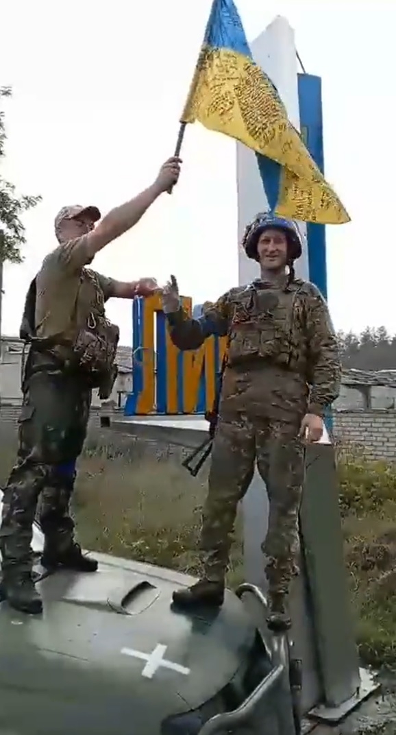 리만서 국기 들어올리는 우크라이나 군인들