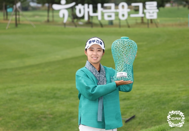 2일 인천 서구의 베어즈베스트 청라 골프클럽(파72·6745야드)에서 열린 한국여자프로골프(KLPGA) 투어 ‘하나금융그룹 챔피언십’에서 우승한 김수지가 우승컵을 들고 포즈를 취하고 있다. KLPGA 제공