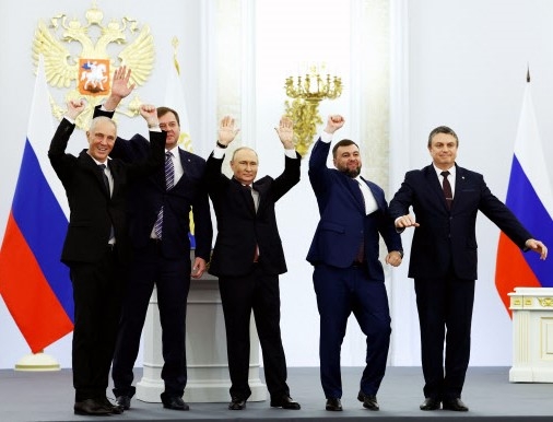 블라디미르 푸틴(가운데) 러시아 대통령이 지난달 30일(현지시간) 모스크바 크렘린궁 성게오르게홀에서 열린 우크라이나 동남부 4개 점령지 병합 조약 서명식에서 이들 지역 행정수반들과 두 손을 들고 환호하고 있다. 모스크바 AP 뉴시스