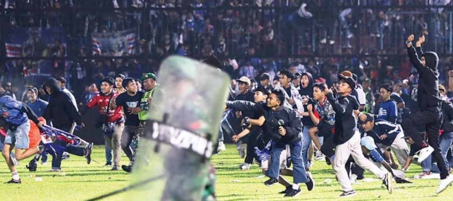 인니, 축구장 관중 폭동… 최소 174명 참사 1일(현지시간) 인도네시아 동부 자바 말랑의 축구경기장에서 흥분한 팬들이 그라운드에 난입하고 있다. 인도네시아 정부에 따르면 이날 경기 결과에 분노해 충돌한 양 팀 관중들이 진압에 나선 경찰을 피해 경기장을 빠져나가는 과정에서 경찰을 포함해 최소 174명이 숨지고 180명 이상이 다쳤다.말랑 AP 연합뉴스