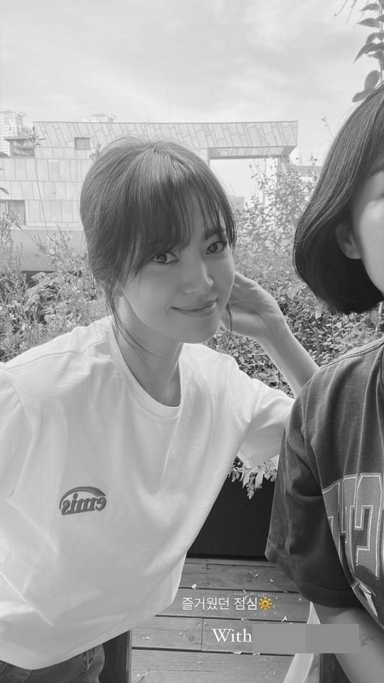 배우 송혜교가 여유로운 점심 데이트를 즐겼다. SNS 캡처