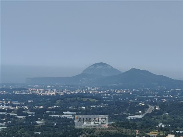 서귀포시 고근산오름에서 내려다본 서귀포 시가지의 모습.