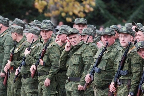 크름반도 세바스토폴에서 동원령에 소집된 러시아 예비군들. 이들 중 일부는 충분한 훈련과 변변한 무기 없이 바로 전선에 끌려간다는 보도가 있다. AFP 연합뉴스
