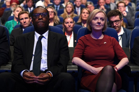 리즈 트러스(오른쪽) 영국 총리과 콰시 콰르텡(왼쪽) 영국 재무장관이 2일(현지시간) 영국 중부 버밍엄에서 열린 보수당 연례회의 개막일에 참석해 앉아있다. 버밍엄 AFP 연합뉴스