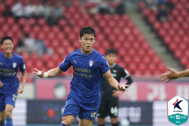 수원 삼성의 오현규가 3일 K리그1 34라운드 성남FC와의 경기에서 상대 골문에 선제골을 때려박은 뒤 세리머니를 펼치고 있다. 한국프로축구연맹 제공