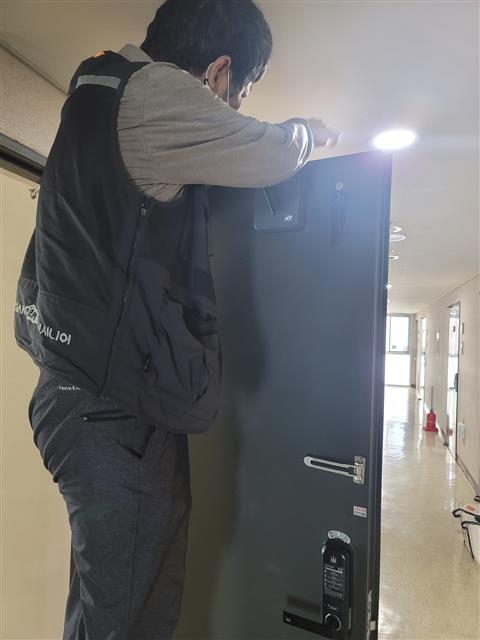 서울 서초구가 ‘서리풀 보디가드’ 사업의 하나로 1인가구 현관문에 도어카메라를 설치하고 있다. 서초구 제공