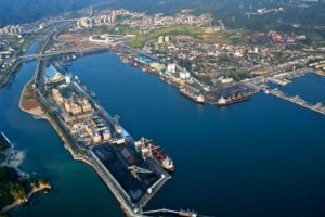 50여년째 분진·소음·진동 피해에 시달려온 강원 동해시 송정동 주민들이 해군이 추진하고 있는 ‘해상작전헬기장’ 조성에 반발하고 있다. 동해항 전경. 자료사진