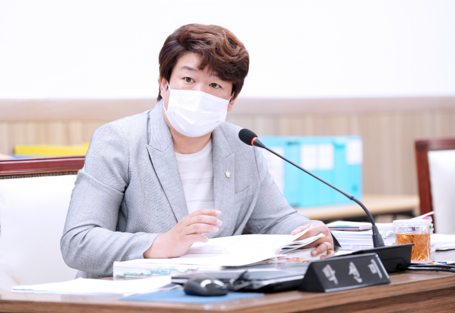 박선미 의원이 하남시의회 행정사무감사에서 집행부에 대해 질의하고 있다.