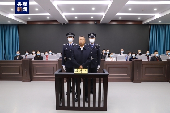 한화로 약 6000억 원을 횡령한 혐의로 사형 선고를 받은 전 네이멍구 공무원 리젠핑(중앙)