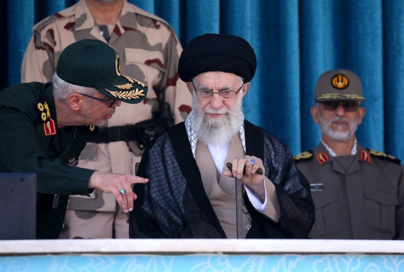 3일(현지시간) 이란 최고지도자 아야톨라 알리 하메네이가 수도 테헤란에서 열린 육군 사관학교 생도 공동 졸업식에 참석해 연설하고 있다. 테헤란 AFP 연합뉴스