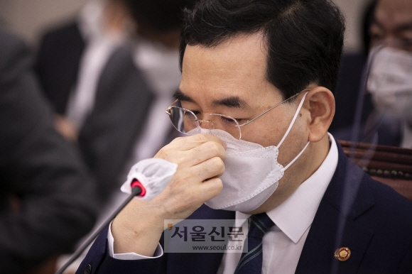 Trade, Industry and Energy Minister Lee Chang-yang is deep in thought as he touches a blindfold while answering questions from lawmakers during the Committee on Small and Medium Enterprises for Industry, Trade and Resources audit held at the National Assembly in Yeouido, Seoul on the morning of the 4th, 2022. 10. 4 Reporter Oh Jang-hwan