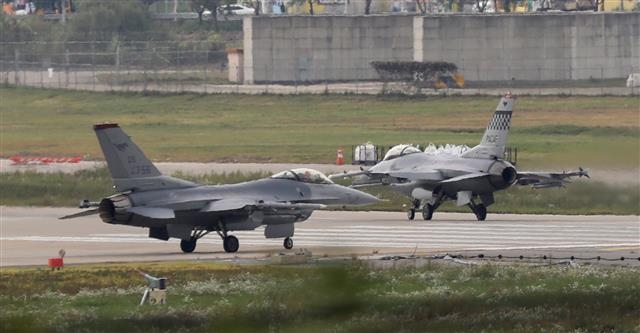 오산 미군기지서 이륙 준비 중인 F16 전투기 북한이 일본 열도 상공을 통과하는 중거리탄도미사일(IRBM)을 발사한 4일 경기 평택시 주한미군 오산공군기지에서 F16 전투기가 이륙 준비를 하고 있다. 뉴스1