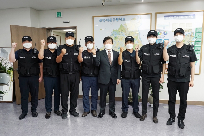 4일 열린 동대문구 ‘가로환경정비 특별사법경찰 발대식’에서 특별사법경찰로 지명된 구 직원 7명과 이필형 동대문구청장(오른쪽 네 번째)이 기념 촬영을 하고 있다. 동대문구 제공. 