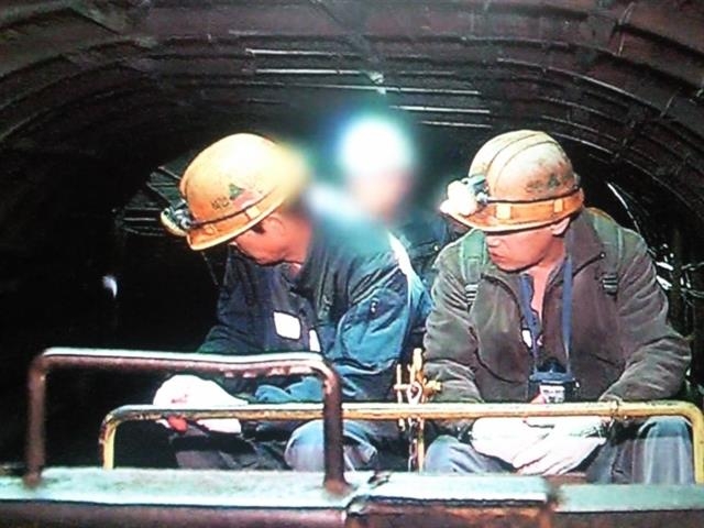 석탄공사 화순광업소에서 광부들이 채탄 작업을 하기 위해 탄광으로 들어가고 있다. 석탄공사 제공