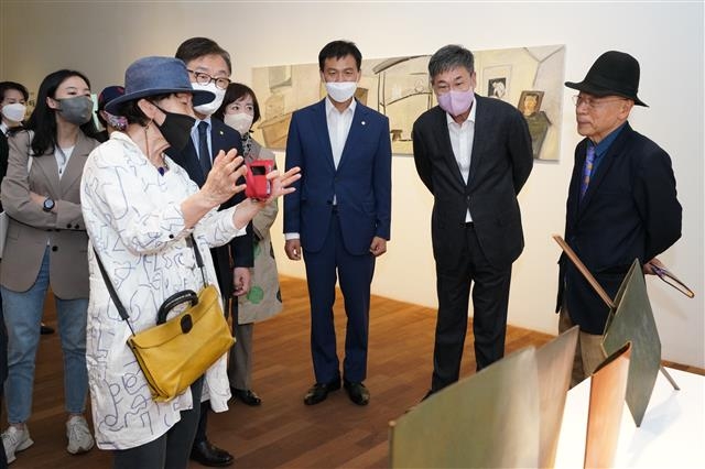 정문헌 서울 종로구청장이 지난달 23일 가나아트센터에서 열린 ‘제10회 자문밖 문화축제’에서 전시된 작품 설명을 듣고 있다. 종로구 제공