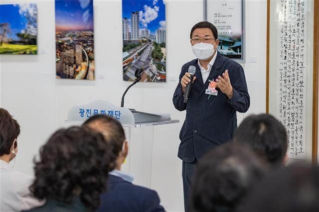김경호(맨 뒤) 광진구청장이 지난달 30일 열린 ‘광진 예술인 초대전’에서 인사말을 하고 있다. 광진구 제공