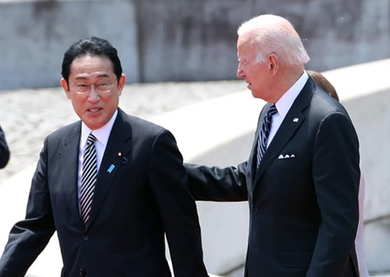지난 5월 23일 일본을 방문한 조 바이든 미국 대통령이 일본 도쿄 소재 영빈관에서 열린 환영 행사에서 기시다 후미오 일본 총리와 대화하며 이동하고 있다. 연합뉴스