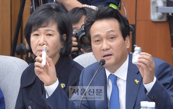 안민석 의원(오른쪽). 서울신문DB