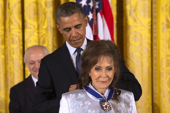 로레타 린이 2013년 11월 20일(현지시간) 백악관 이스트룸에서 버락 오바마 미국 대통령으로부터 미국 민간인이 받을 수 있는 최고의 영예인 자유의 메달을 수여받고 있다. AP 자료사진 연합뉴스 