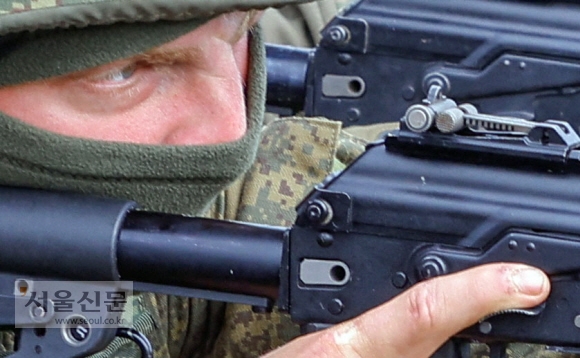 러시아 징집병이 2022년 10월 4일 러시아 남부 로스토프-온-돈 지역의 지상 훈련장에서 폐쇄형 가늠자가 달린 러시아의 최신형 AK-12소총을 든채 사격훈련을 하고 있다. 2022.10.5  REUTERS/Alexander Ermochenko