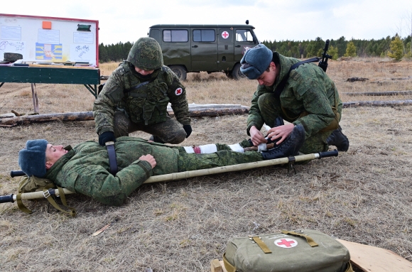 동원된 러시아 육군 예비역들이 4일 동부 군사 지구 훈련장에서 의료 훈련을 받고 있다. 2022.10.5 Yevgeny Yepanchintsev/TASS