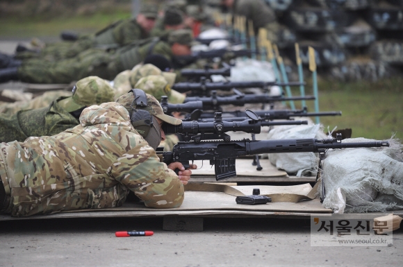 2022년 10월 4일 화요일 러시아 남부 로스토프-온-돈 지역의 사격장에서 징집된 병사들이 군사 훈련 중 사격훈련을 하고 있다. 2022.10.5 (AP Photo)