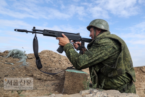 2022년 10월 4일 화요일 러시아 남부 로스토프-온-돈 지역의 사격장에서 징집된 병사들이 군사 훈련 중 사격훈련을 하고 있다. 2022.10.5 Dmitry Akhmadullin/TASS