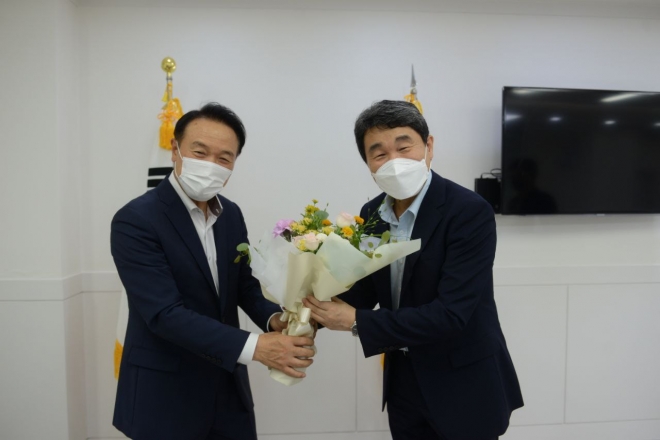 임태희(사진 좌측) 경기도교육감이 지난 8월 자신의 경기도교육감직 인수위원장을 맡아 온 이주호(사진 우측) 사회부총리 겸 교육부 장관 후보자로부터 인수위 백서를 건내받고 감사의 꽃다발을 전하고 있다. 경기도교육청