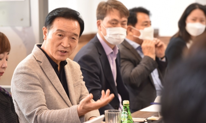 임태희 경기도교육감이 5일 취임 100일 기자간담회에서 그간 소회를 밝히고 있다. 경기도교육청